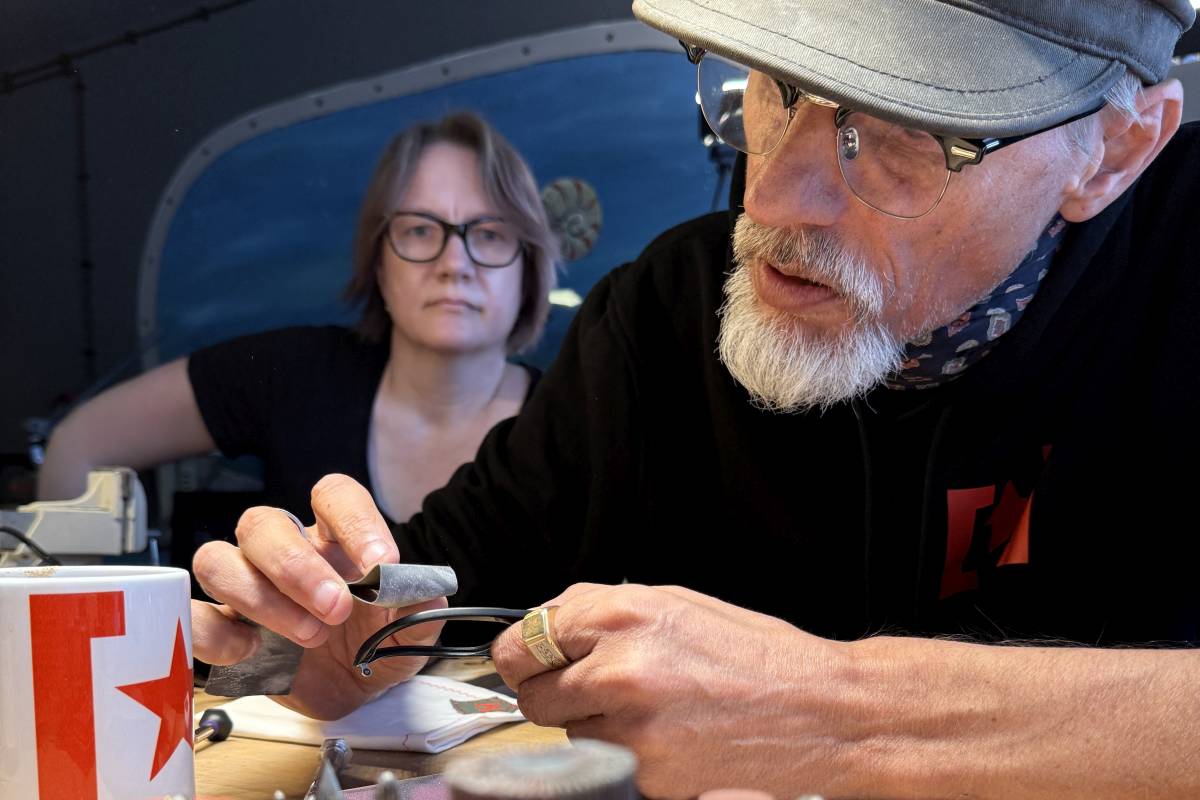 Simone Täge und Karsten Brücher in der Manufaktur der Hafenoptiker